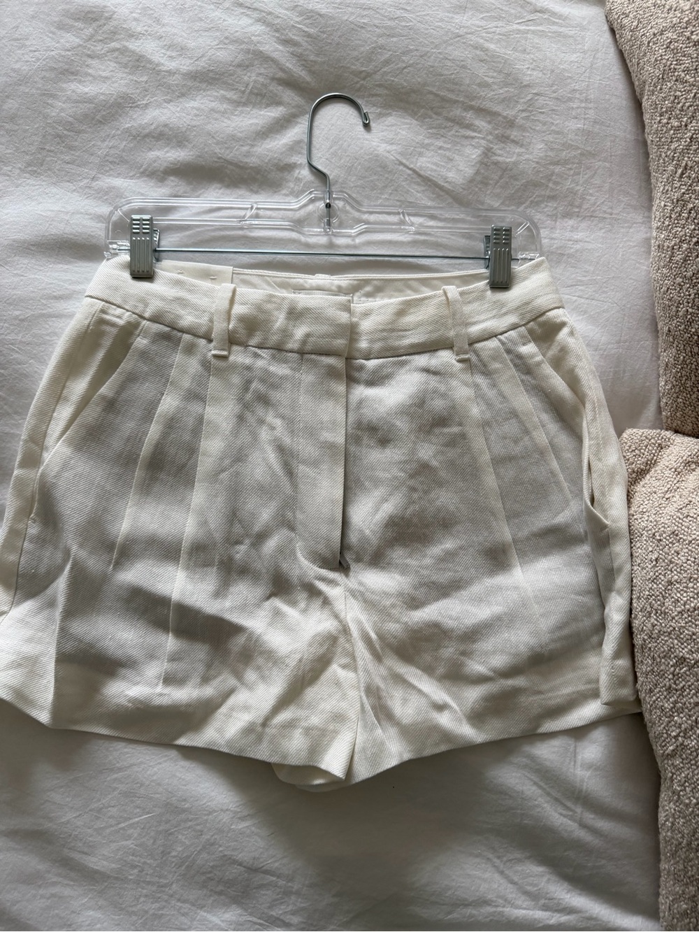 Aritzia Linen Shorts in Off-White - Picture 3 of 4